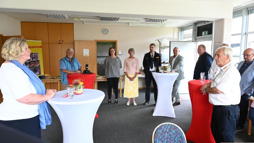 Laudatio vor den anwesenden Vertreter:innen von Regional- und Landesverband durch die Bundesgeschäftsführerin Edith Wallmeier.