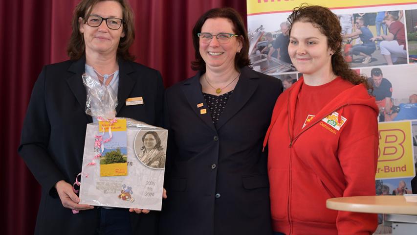 Nach 15 Jahren Tätigkeit als Jugendleiterin übergab Kristina Mohr (mitte) das Amt kürzlich an ihre Nachfolgerin Jana Lafrentz (rechts).
